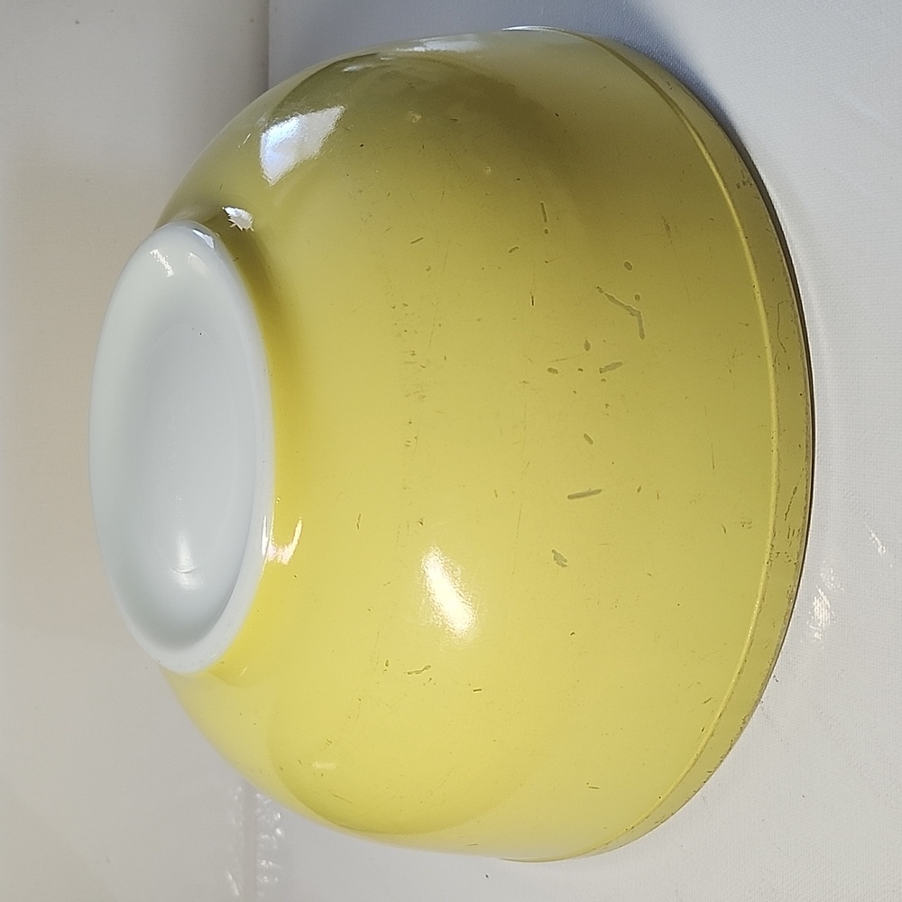#4)Vintage Pyrex primary yellow nesting mixing bowl 404-4qt T.M Reg mark